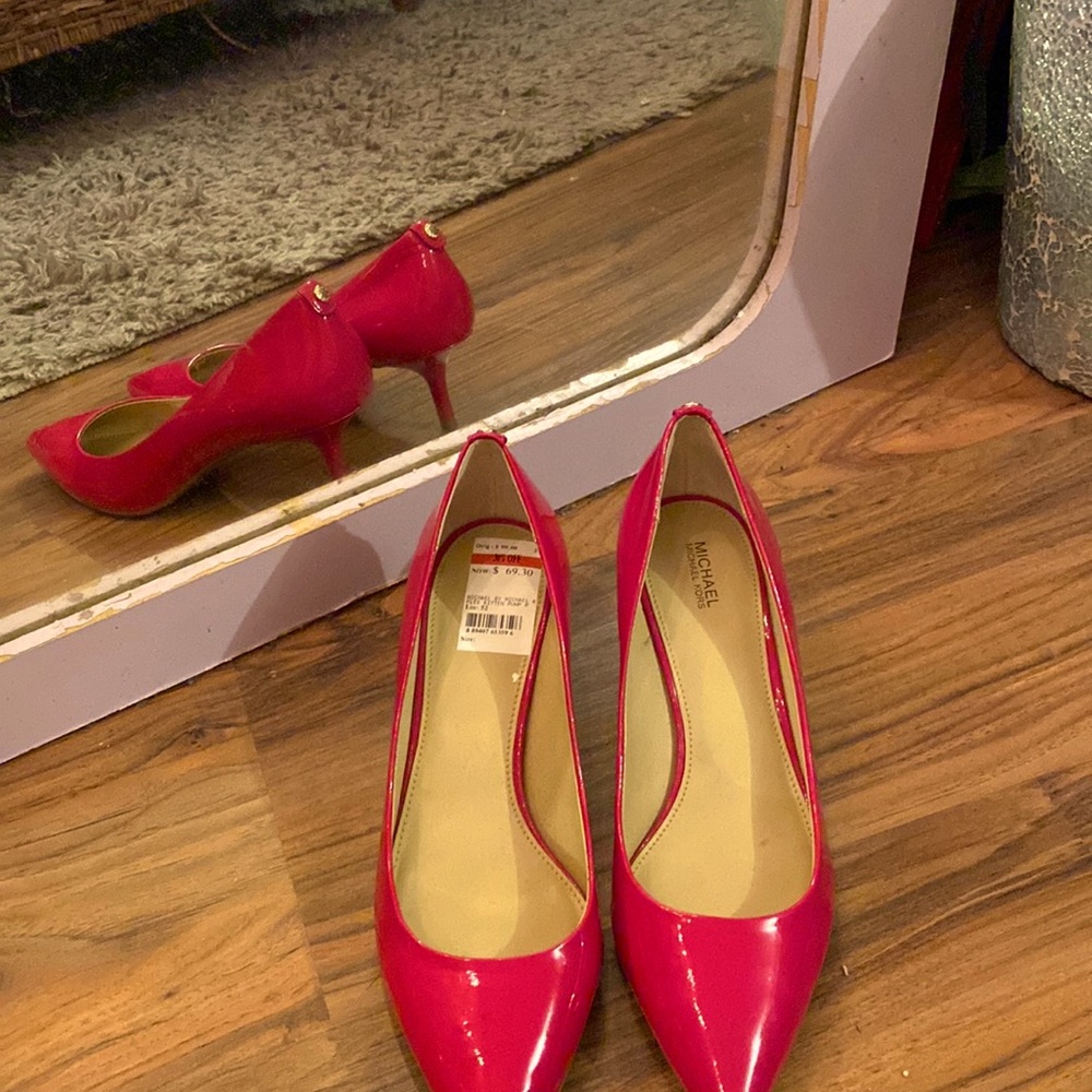 Closed toe pink high heel shoes, size 9 1/2 medium flex kitten pump